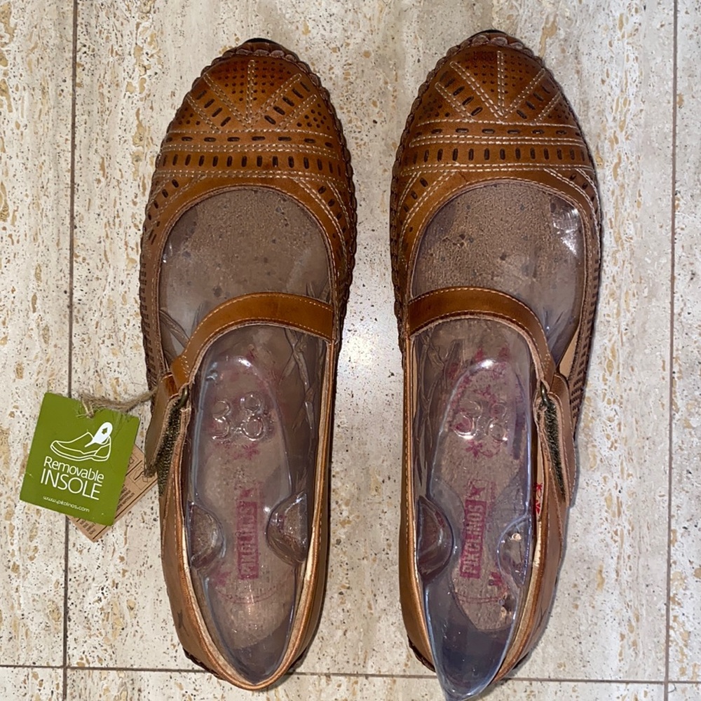 Super cute brown cutout pattern Pikolinos shoes!